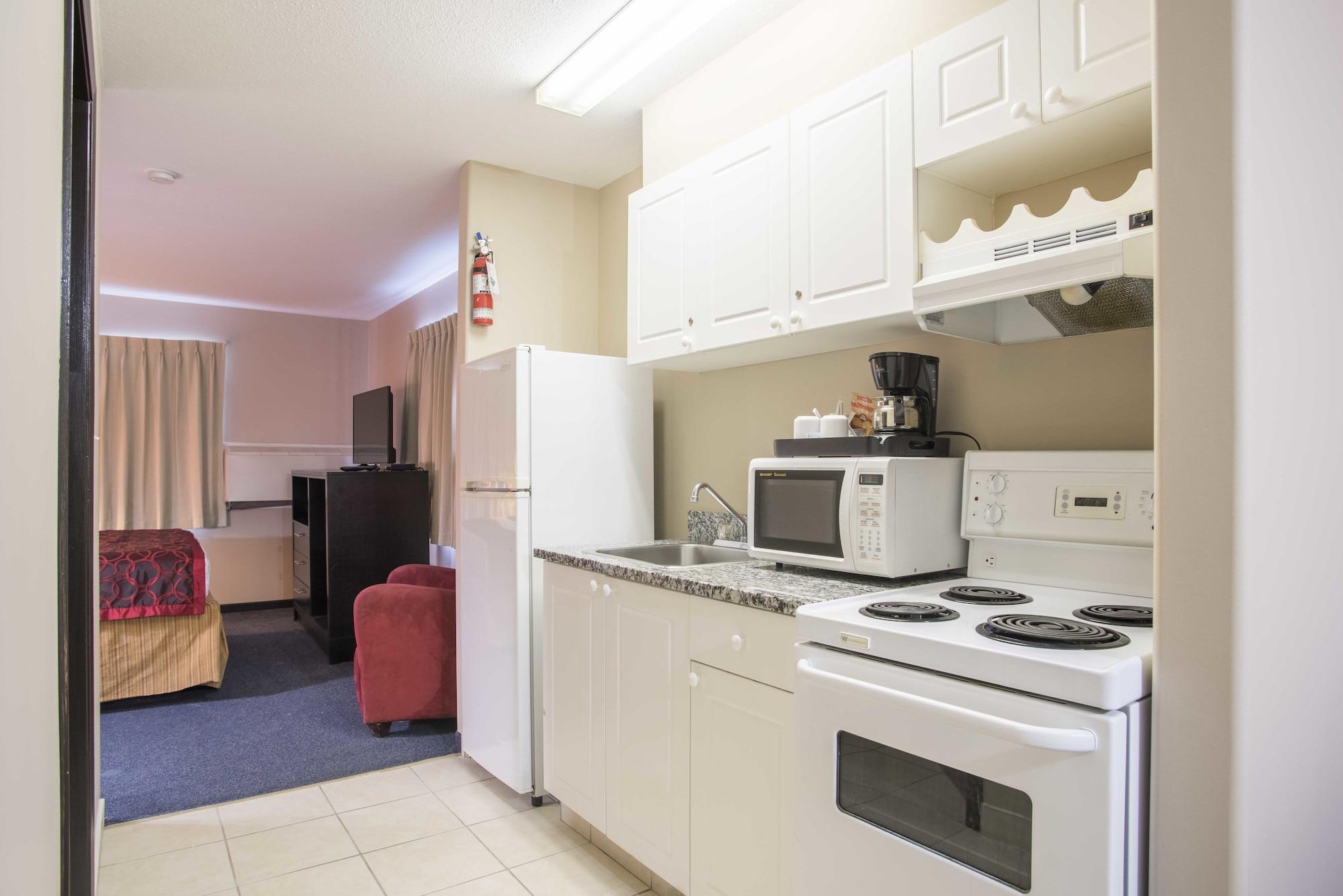 Ramada Limited 100 Mile House Hotell Exteriör bild