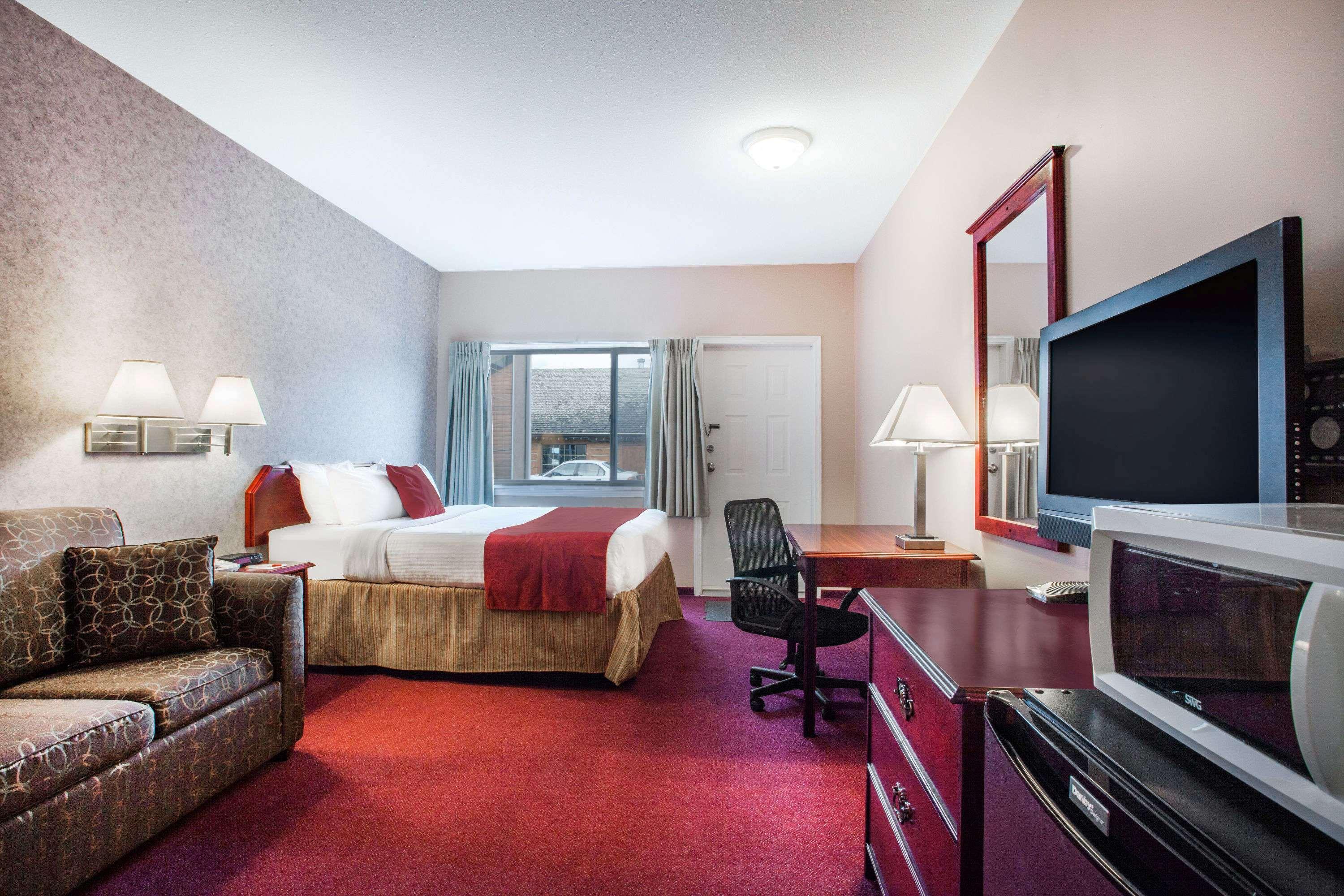 Ramada Limited 100 Mile House Hotell Exteriör bild
