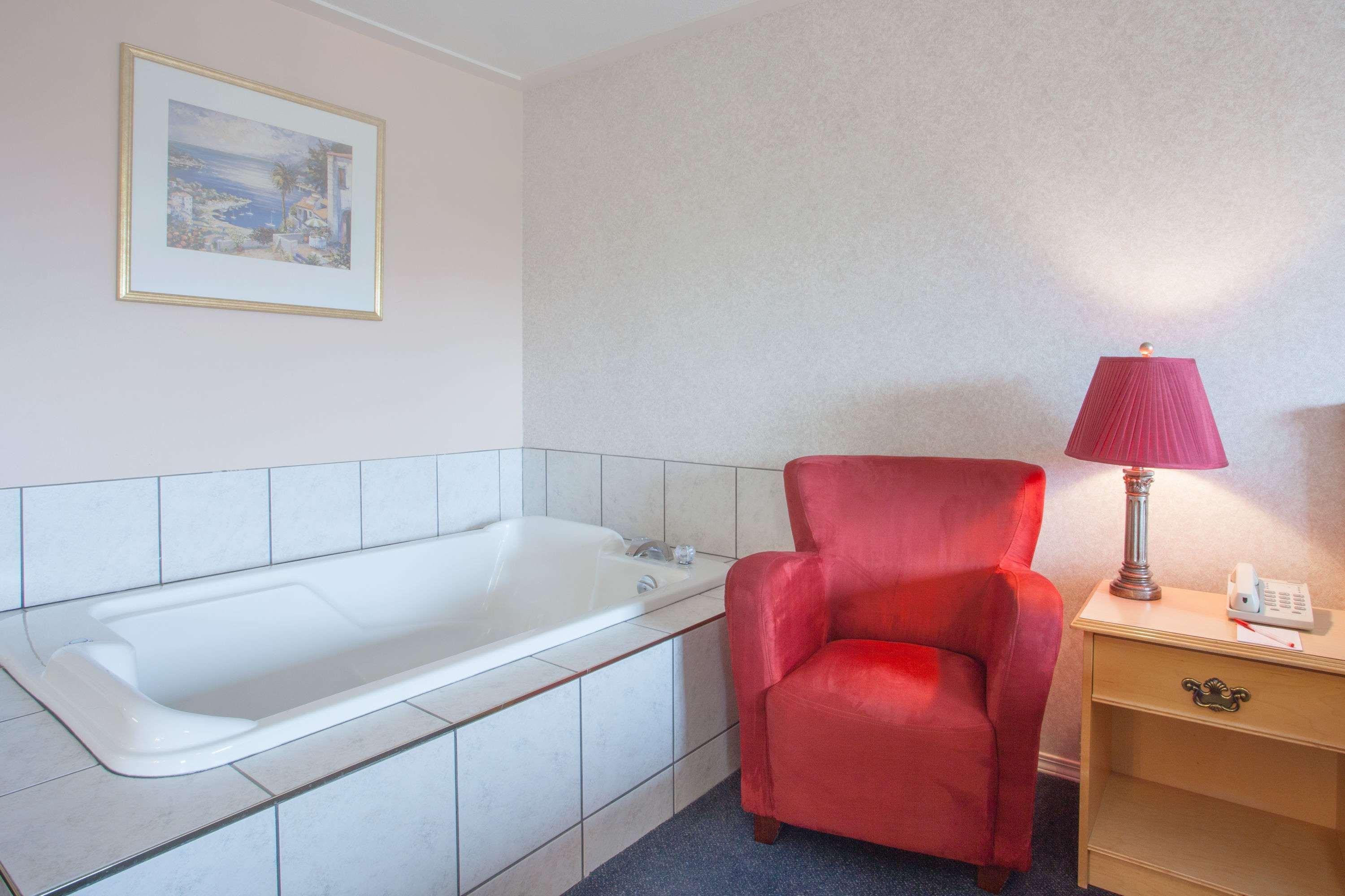 Ramada Limited 100 Mile House Hotell Exteriör bild