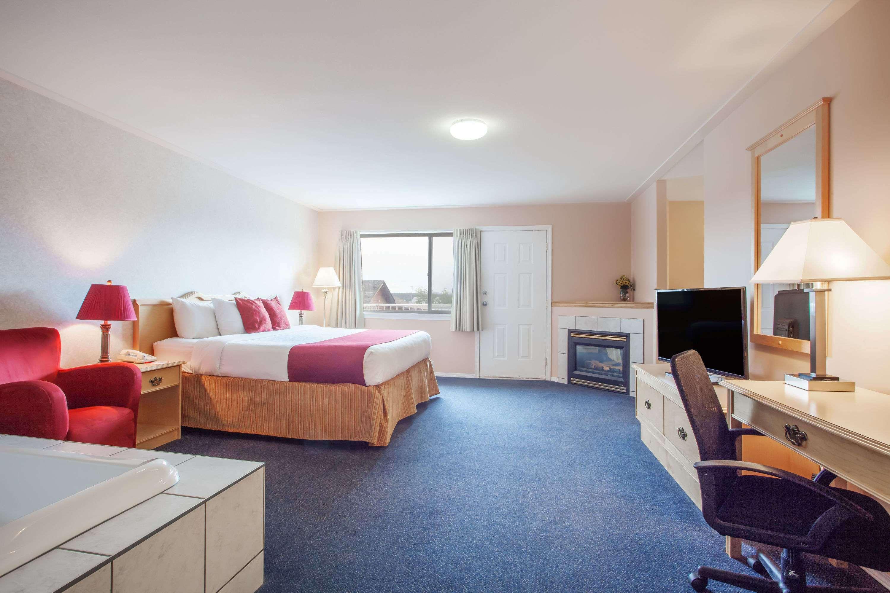 Ramada Limited 100 Mile House Hotell Exteriör bild