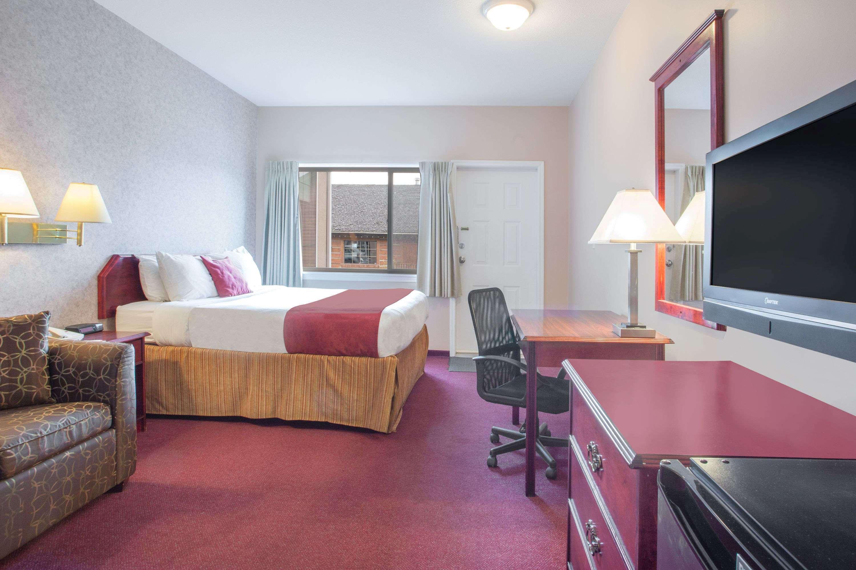 Ramada Limited 100 Mile House Hotell Exteriör bild