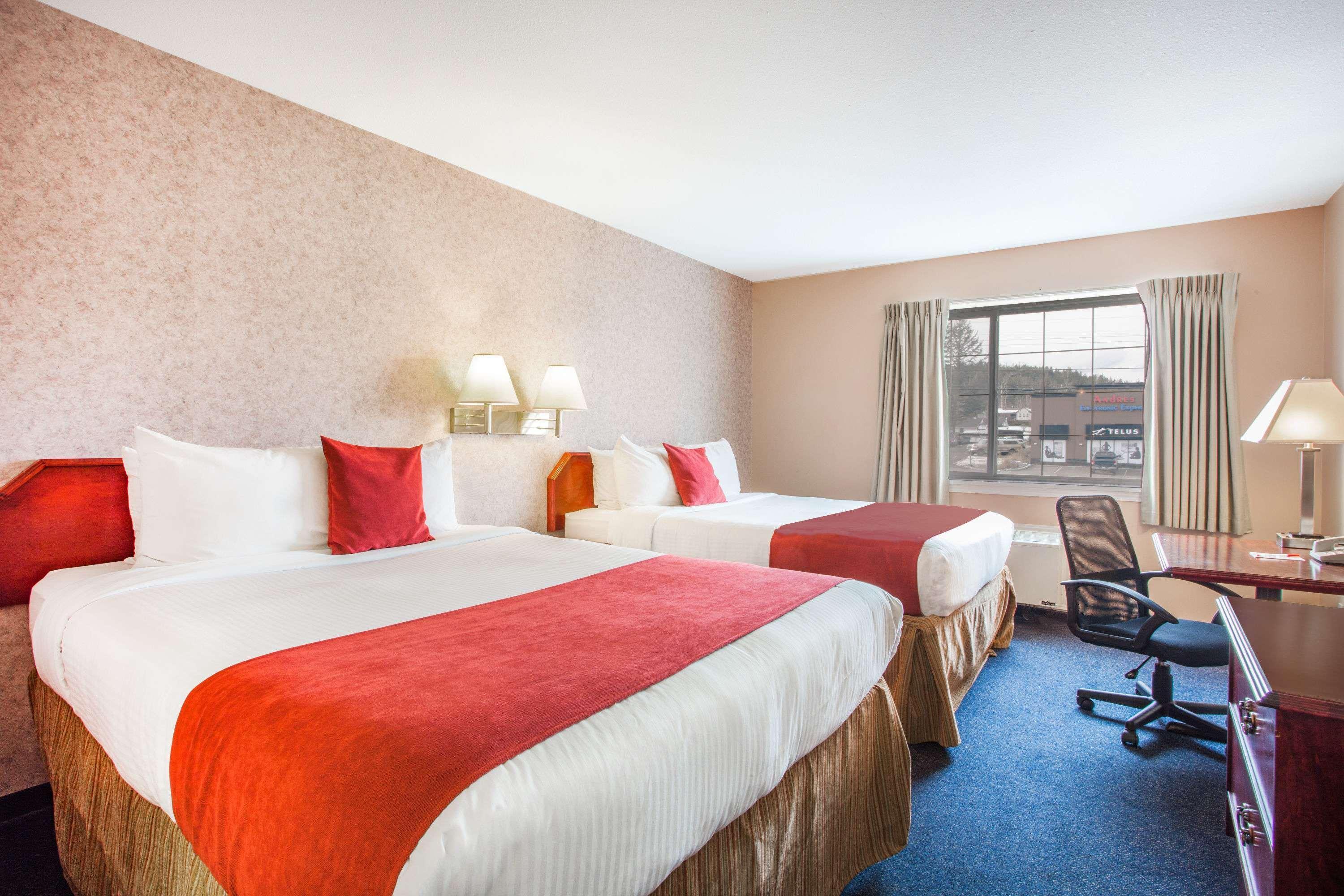 Ramada Limited 100 Mile House Hotell Exteriör bild