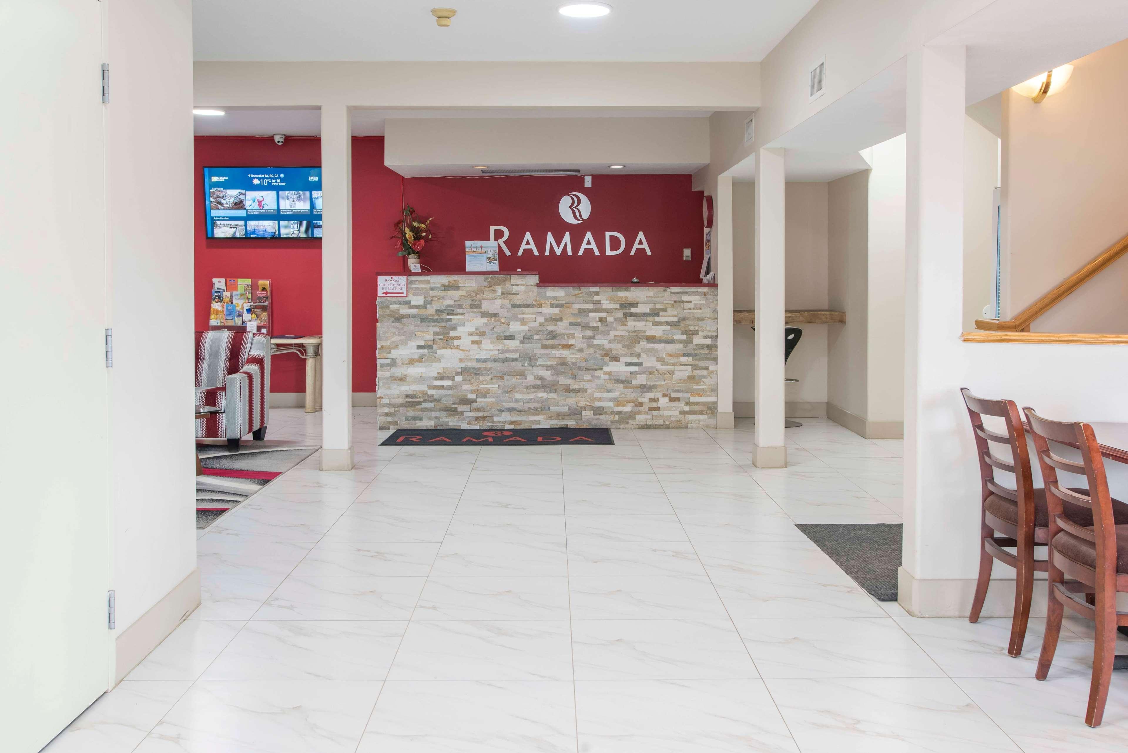 Ramada Limited 100 Mile House Hotell Exteriör bild