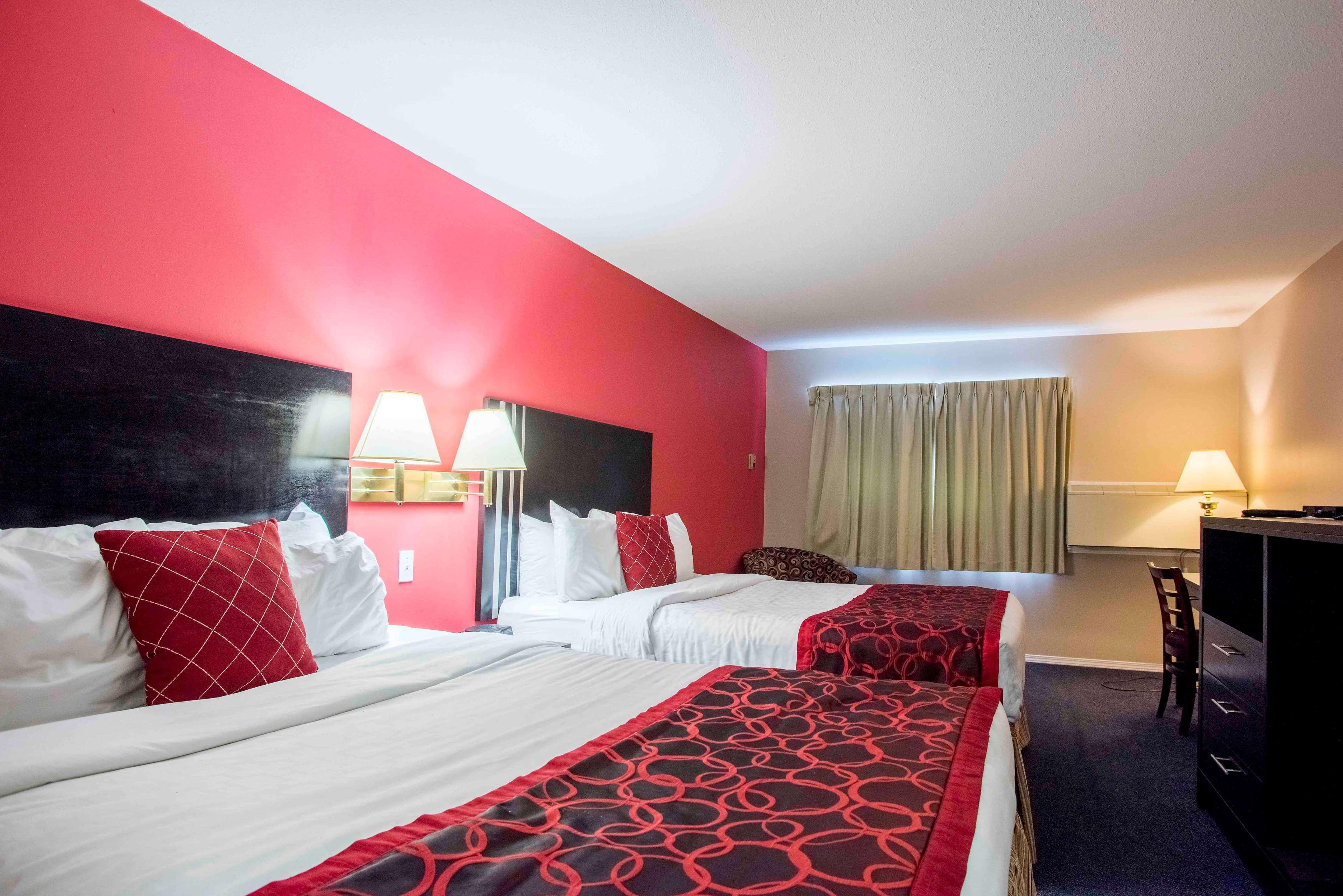 Ramada Limited 100 Mile House Hotell Exteriör bild