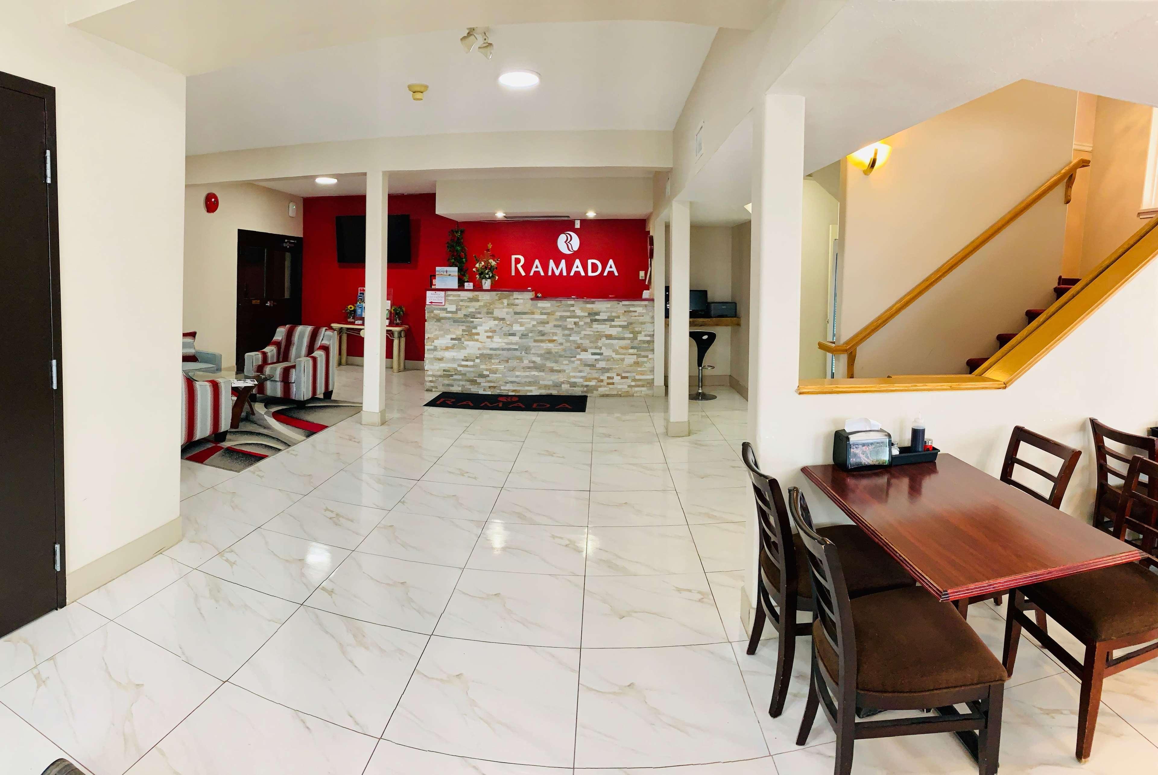 Ramada Limited 100 Mile House Hotell Exteriör bild