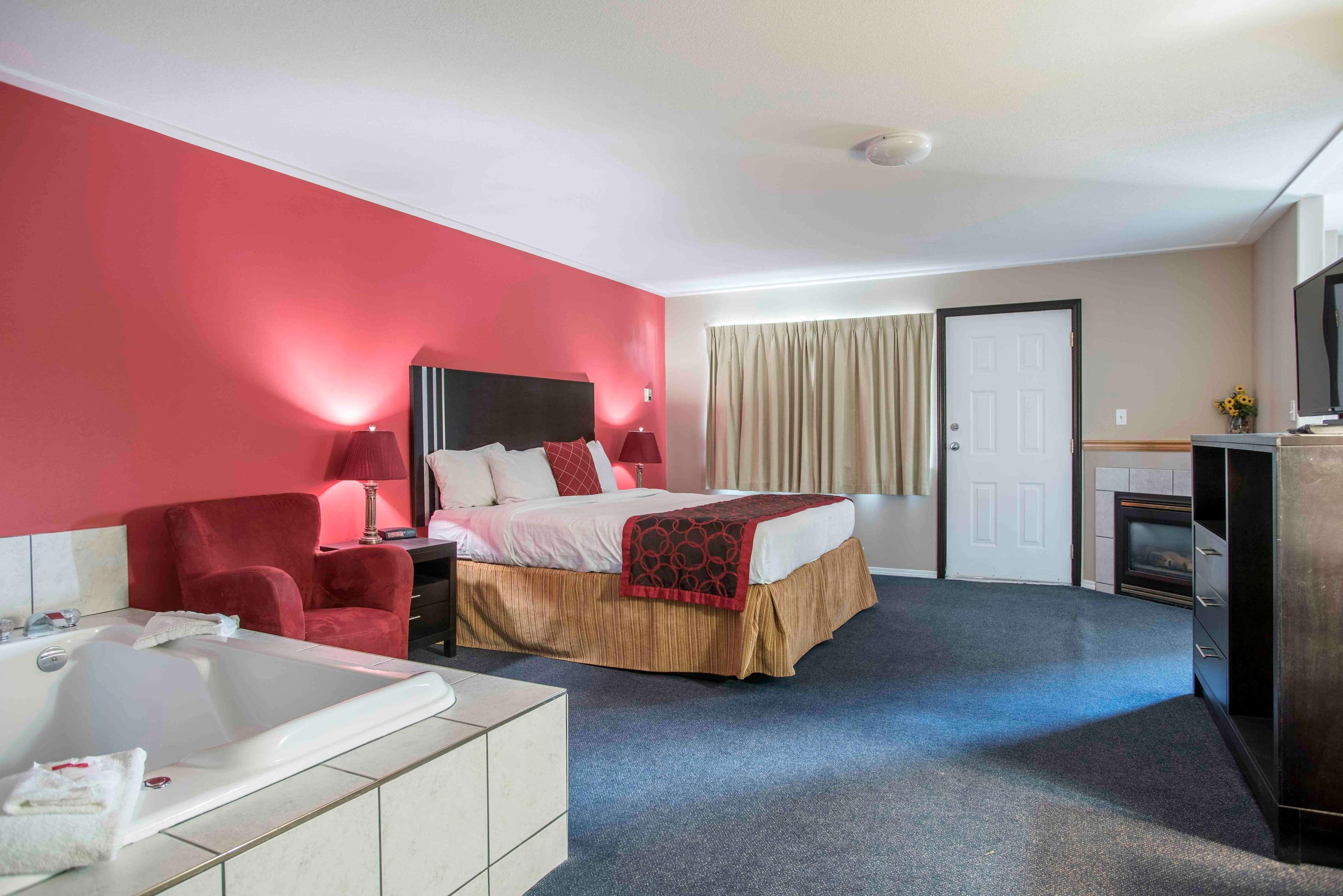 Ramada Limited 100 Mile House Hotell Exteriör bild