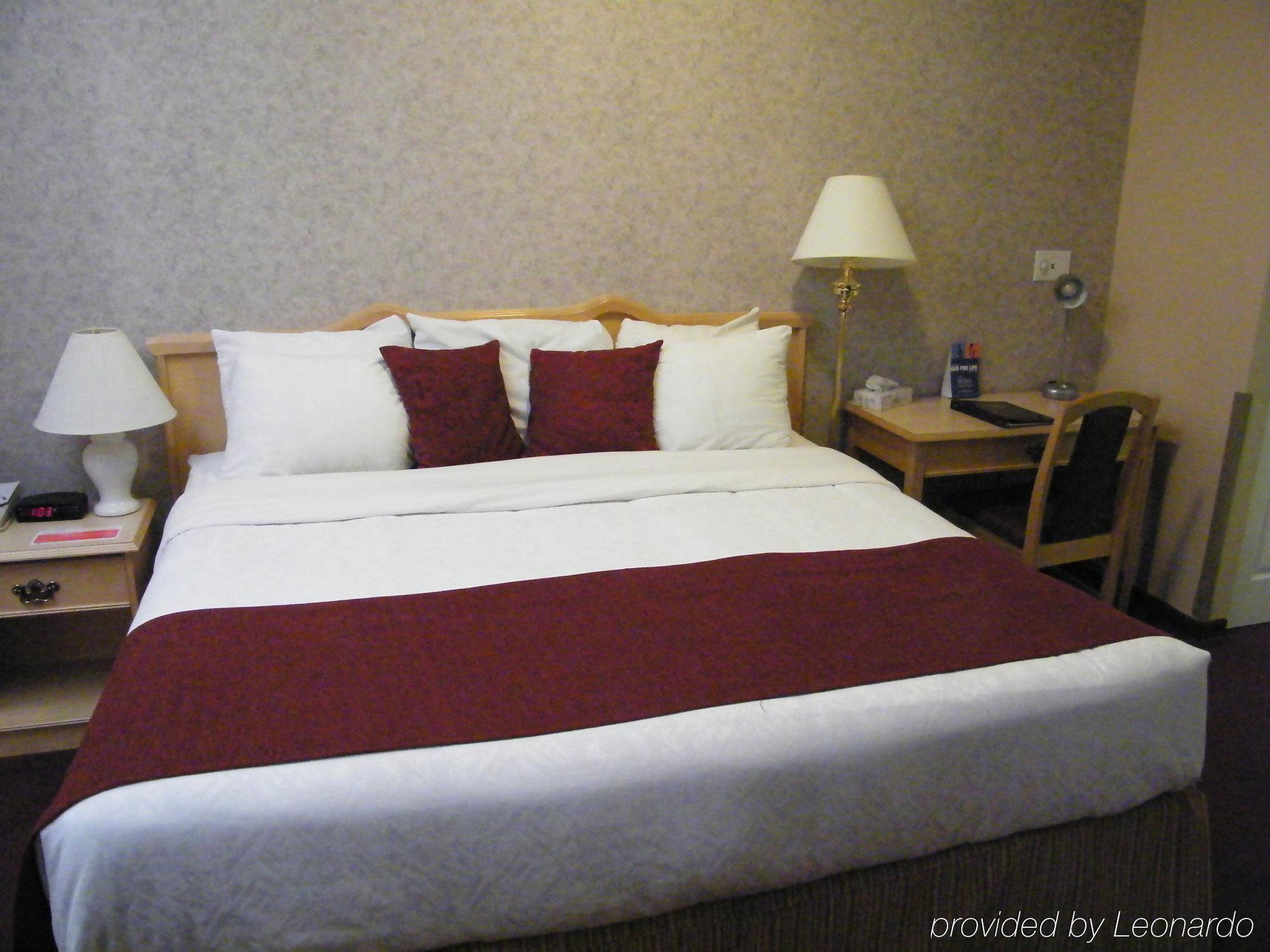 Ramada Limited 100 Mile House Hotell Exteriör bild
