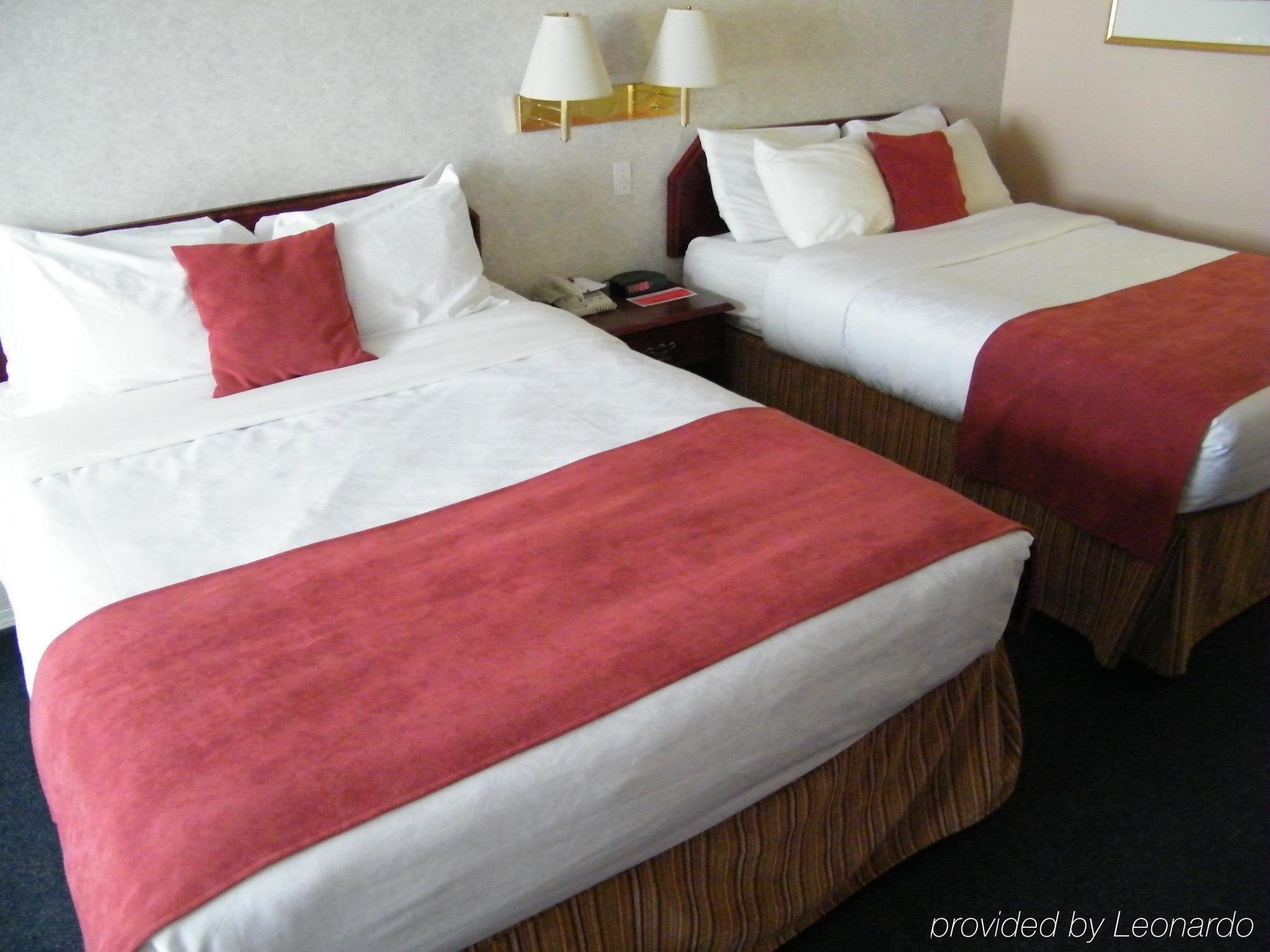 Ramada Limited 100 Mile House Hotell Exteriör bild