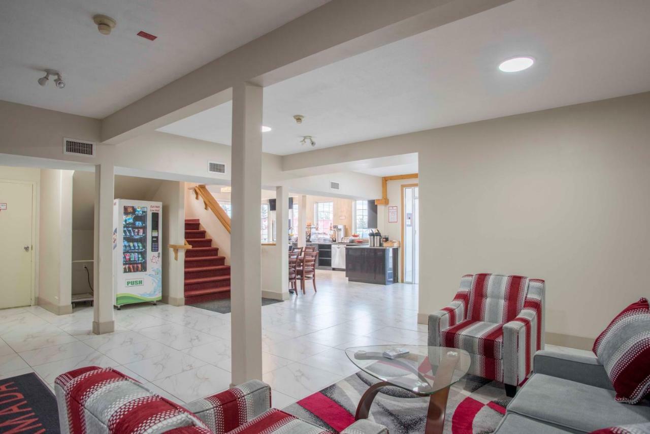 Ramada Limited 100 Mile House Hotell Exteriör bild