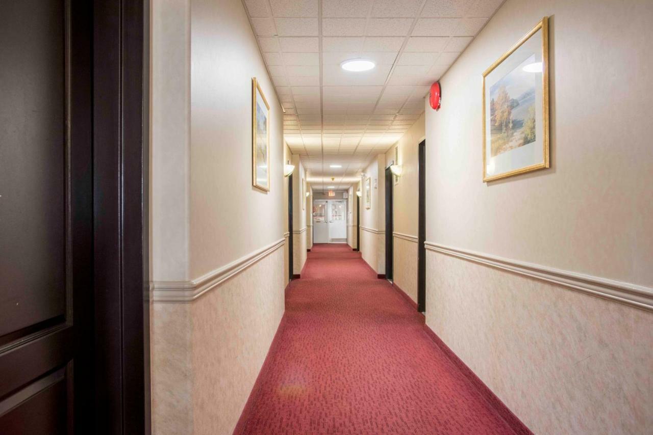 Ramada Limited 100 Mile House Hotell Exteriör bild