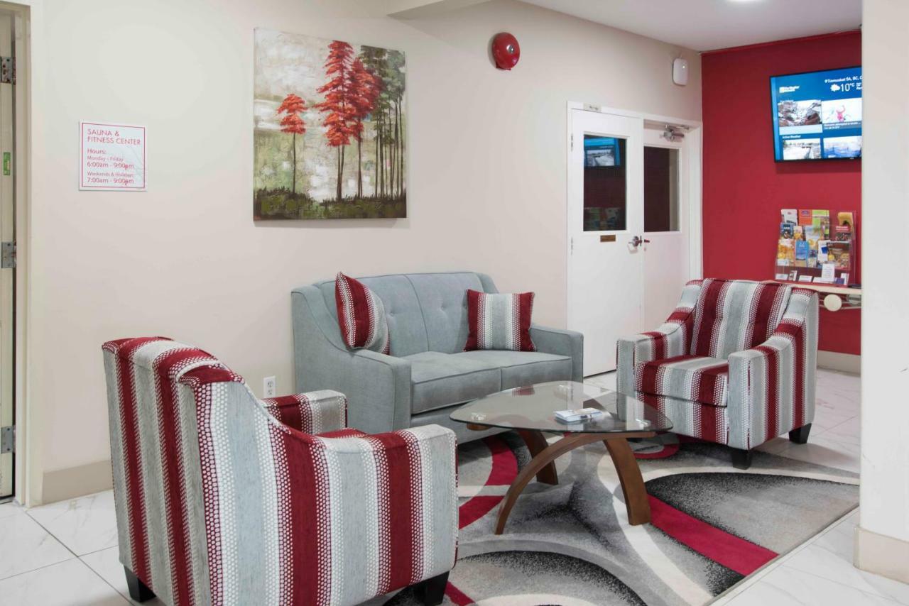 Ramada Limited 100 Mile House Hotell Exteriör bild