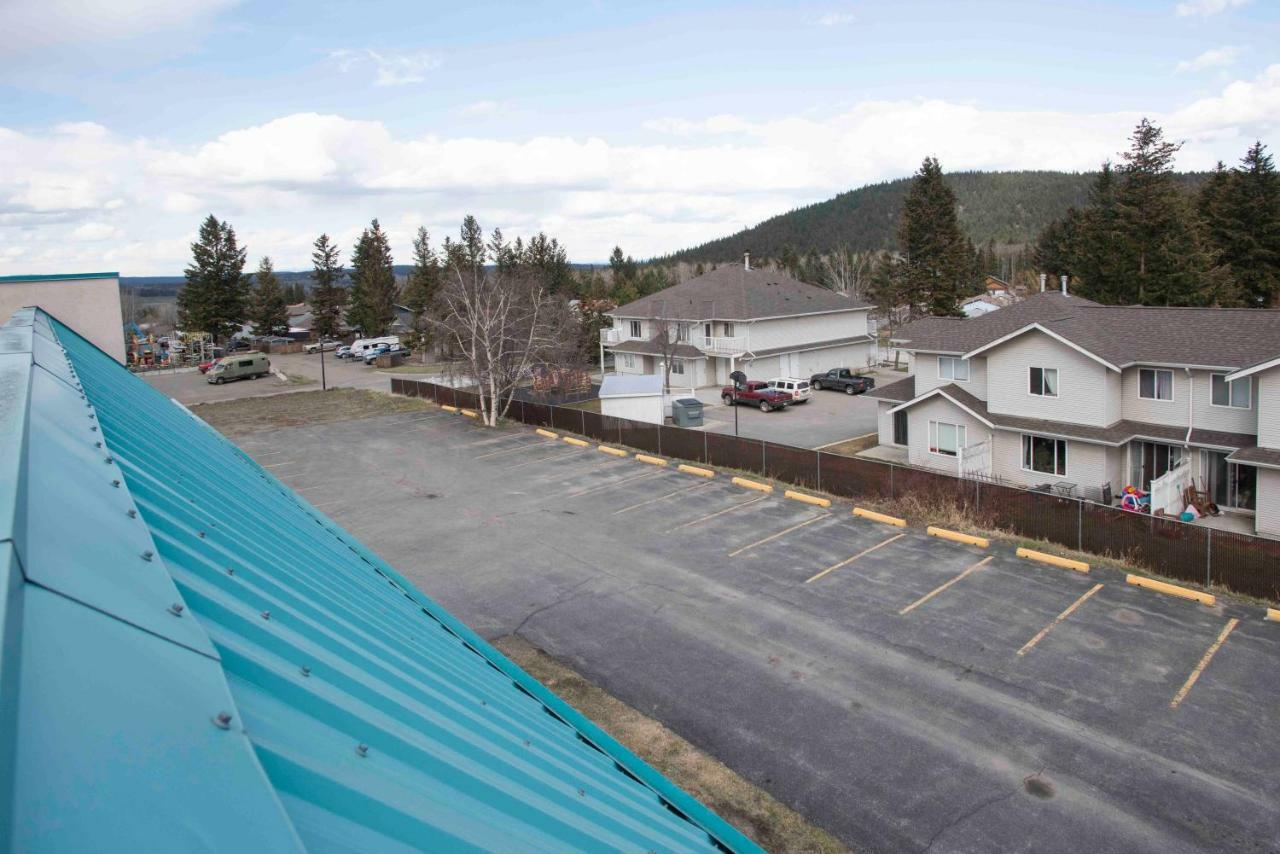 Ramada Limited 100 Mile House Hotell Exteriör bild