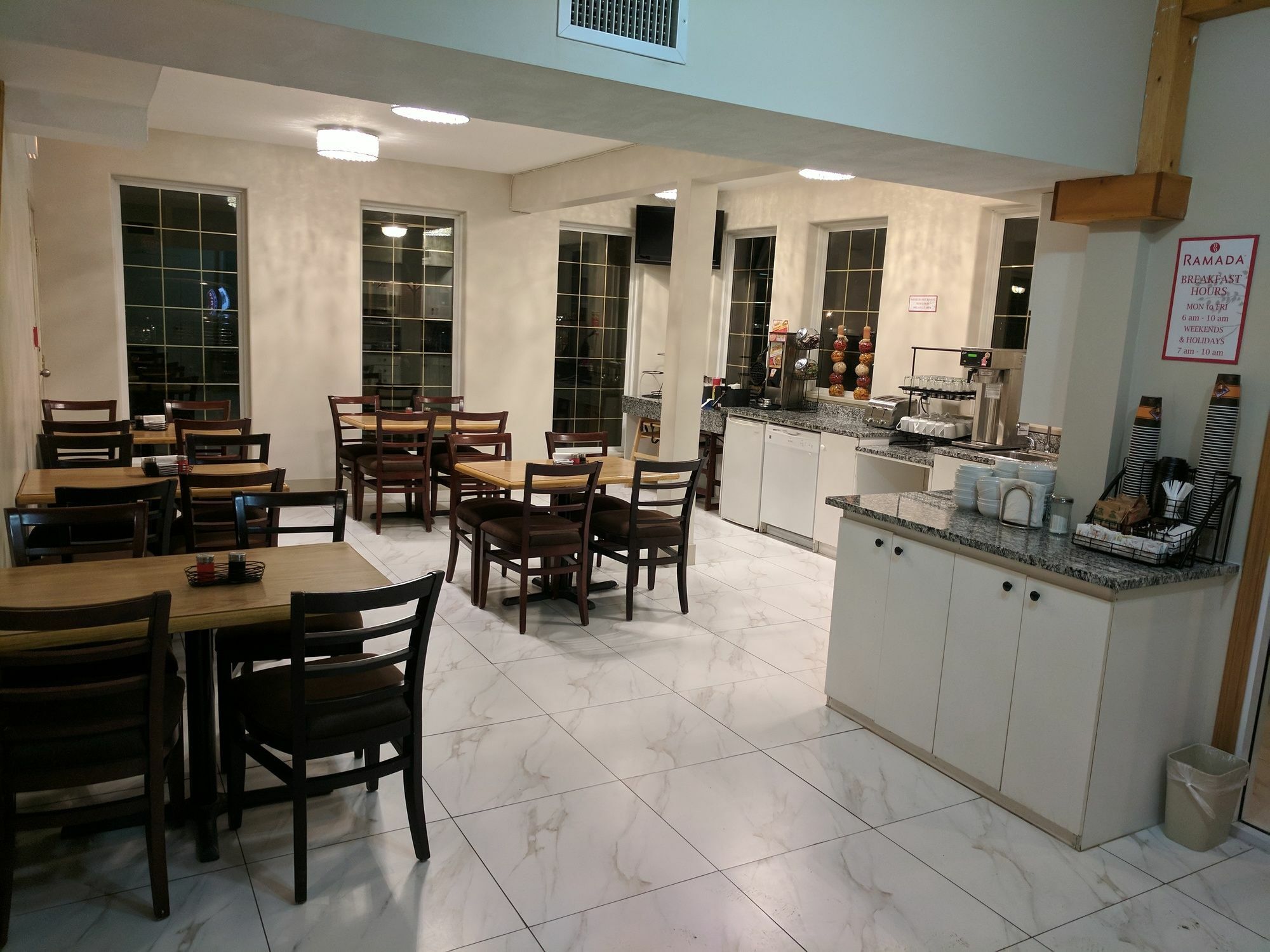 Ramada Limited 100 Mile House Hotell Exteriör bild